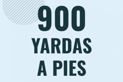 Profesor en pizarra explicando cuanto es 900 yardas en pies o como pasar de 900 yd a ft