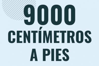 Profesor en pizarra explicando cuanto es 9000 centimetros en pies o como pasar de 9000 cm a ft