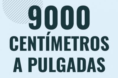 Profesor en pizarra explicando cuanto es 9000 centimetros en pulgadas o como pasar de 9000 cm a in
