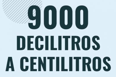 Profesor en pizarra explicando cuanto es 9000 decilitros en centilitros o como pasar de 9000 dl a cl