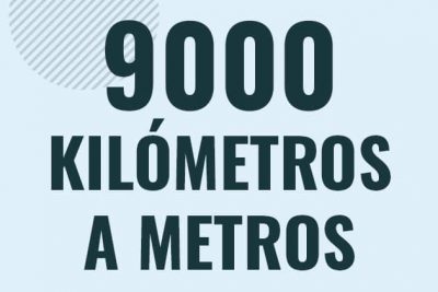 Profesor en pizarra explicando cuanto es 9000 kilometros en metros o como pasar de 9000 km a m