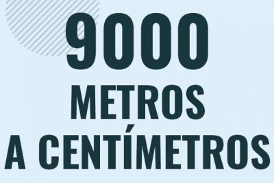 Profesor en pizarra explicando cuanto es 9000 metros en centimetros o como pasar de 9000 m a cm