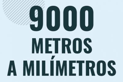 Profesor en pizarra explicando cuanto es 9000 metros en milimetros o como pasar de 9000 m a mm