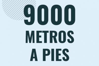 Profesor en pizarra explicando cuanto es 9000 metros en pies o como pasar de 9000 m a ft