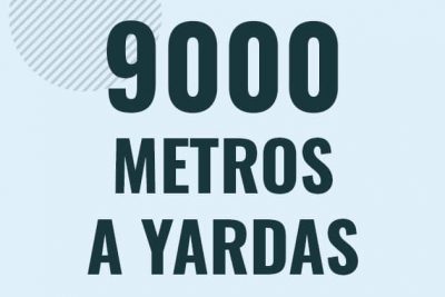 Profesor en pizarra explicando cuanto es 9000 metros en yardas o como pasar de 9000 m a yd