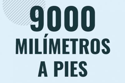 Profesor en pizarra explicando cuanto es 9000 milimetros en pies o como pasar de 9000 mm a ft