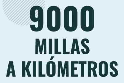 Profesor en pizarra explicando cuanto es 9000 millas en kilometros o como pasar de 9000 mi a km