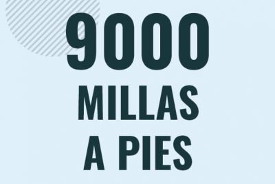 Profesor en pizarra explicando cuanto es 9000 millas en pies o como pasar de 9000 mi a ft