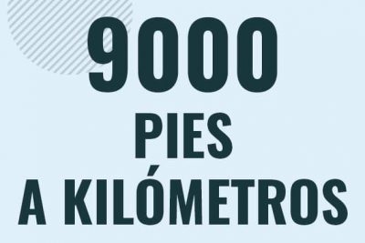 Profesor en pizarra explicando cuanto es 9000 pies en kilometros o como pasar de 9000 ft a km