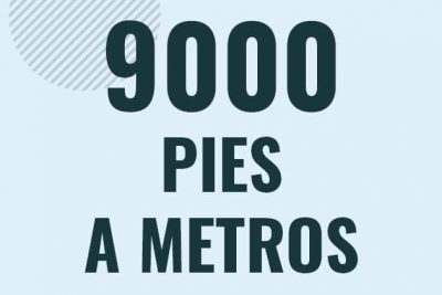 Profesor en pizarra explicando cuanto es 9000 pies en metros o como pasar de 9000 ft a m