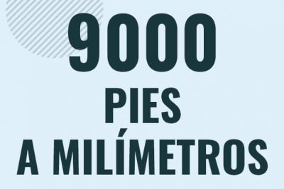 Profesor en pizarra explicando cuanto es 9000 pies en milimetros o como pasar de 9000 ft a mm