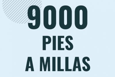 Profesor en pizarra explicando cuanto es 9000 pies en millas o como pasar de 9000 ft a mi