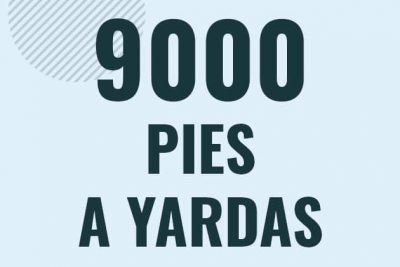 Profesor en pizarra explicando cuanto es 9000 pies en yardas o como pasar de 9000 ft a yd