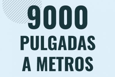 Profesor en pizarra explicando cuanto es 9000 pulgadas en metros o como pasar de 9000 in a m