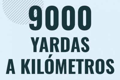Profesor en pizarra explicando cuanto es 9000 yardas en kilometros o como pasar de 9000 yd a km