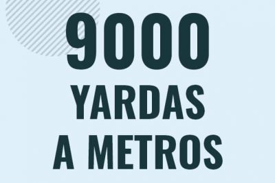 Profesor en pizarra explicando cuanto es 9000 yardas en metros o como pasar de 9000 yd a m