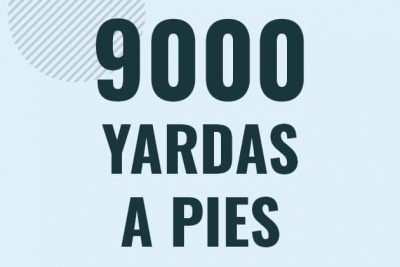 Profesor en pizarra explicando cuanto es 9000 yardas en pies o como pasar de 9000 yd a ft