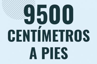 Profesor en pizarra explicando cuanto es 9500 centimetros en pies o como pasar de 9500 cm a ft