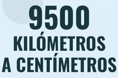 Profesor en pizarra explicando cuanto es 9500 kilometros en centimetros o como pasar de 9500 km a cm