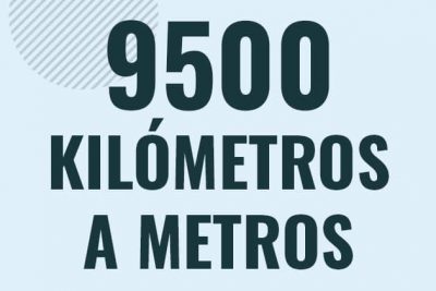 Profesor en pizarra explicando cuanto es 9500 kilometros en metros o como pasar de 9500 km a m