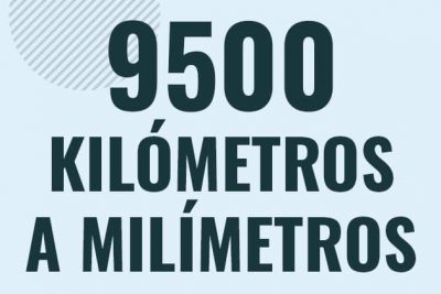 Profesor en pizarra explicando cuanto es 9500 kilometros en milimetros o como pasar de 9500 km a mm