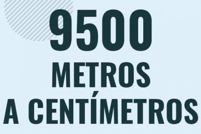 Profesor en pizarra explicando cuanto es 9500 metros en centimetros o como pasar de 9500 m a cm