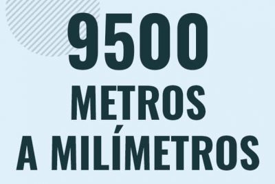 Profesor en pizarra explicando cuanto es 9500 metros en milimetros o como pasar de 9500 m a mm