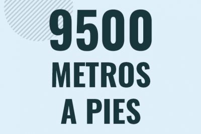 Profesor en pizarra explicando cuanto es 9500 metros en pies o como pasar de 9500 m a ft