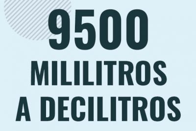 Profesor en pizarra explicando cuanto es 9500 mililitros en decilitros o como pasar de 9500 ml a dl