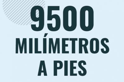 Profesor en pizarra explicando cuanto es 9500 milimetros en pies o como pasar de 9500 mm a ft