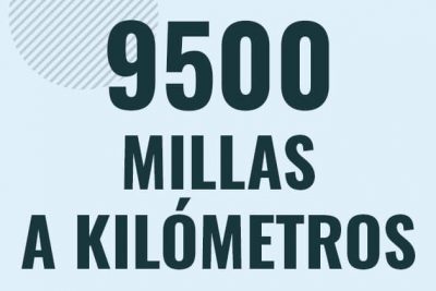 Profesor en pizarra explicando cuanto es 9500 millas en kilometros o como pasar de 9500 mi a km