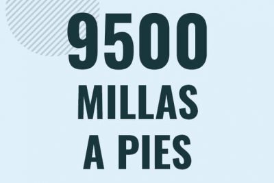 Profesor en pizarra explicando cuanto es 9500 millas en pies o como pasar de 9500 mi a ft