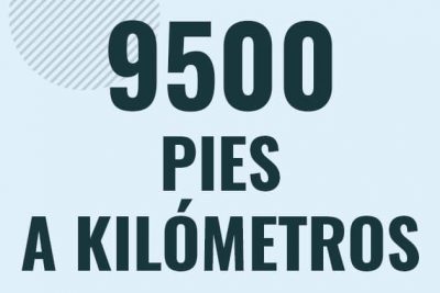 Profesor en pizarra explicando cuanto es 9500 pies en kilometros o como pasar de 9500 ft a km