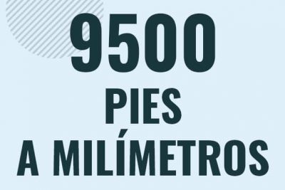 Profesor en pizarra explicando cuanto es 9500 pies en milimetros o como pasar de 9500 ft a mm