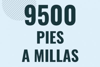 Profesor en pizarra explicando cuanto es 9500 pies en millas o como pasar de 9500 ft a mi