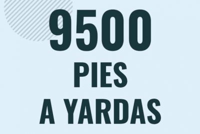 Profesor en pizarra explicando cuanto es 9500 pies en yardas o como pasar de 9500 ft a yd
